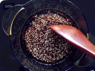 1、健康低卡餐-秘鲁三色藜麦寿司,将藜麦:水以1(50g):3(150g)的比例,倒入锅中,将藜麦在开水中煮沸15-20分钟左右(不需要盖盖子),令其膨胀、透明后即可食用。