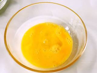 8、 鳕鱼蔬菜米饼,.鸡蛋打散。