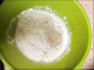 2、鸡肉芝心披萨,除了黄油以外混合混合揉匀。