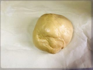 4、鸡肉芝心披萨,发酵完毕后排气。然后表面涂上橄榄油方便揉搓。这个是我的小技巧。