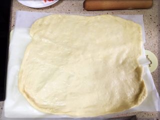 5、鸡肉芝心披萨,做成方块状饼皮。