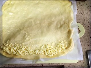 6、鸡肉芝心披萨,边上放上芝士卷卷卷。