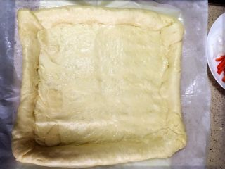 7、鸡肉芝心披萨,四边都卷完毕后稍微造型下。不要太丑哦。我这个就做得太丑了。