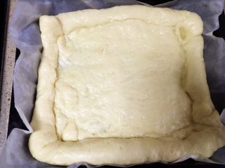 8、鸡肉芝心披萨,同前面方便一样再发酵一次。取出就是小胖胖饼了。