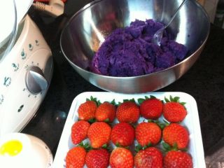 1、草莓椰蓉紫薯球,备好材料，草莓洗干净，紫薯隔水蒸熟压成紫薯泥。