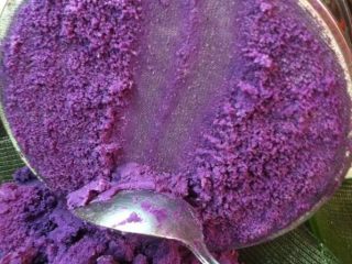 2、草莓椰蓉紫薯球,紫薯泥过筛