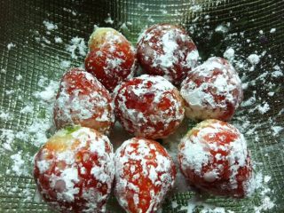 3、草莓椰蓉紫薯球,草莓放到白糖粉里，让每个草莓沾满糖粉。备用