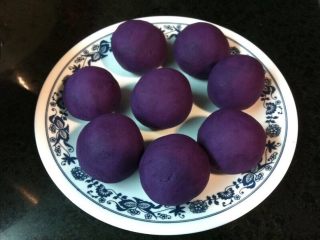 4、草莓椰蓉紫薯球,过筛后的紫薯分8等份