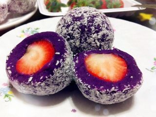 6、草莓椰蓉紫薯球,中间切开，一个很漂亮的画面呈现啦！！