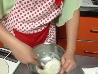 1、冰皮月饼,冰皮粉和水搅拌匀 白油分三次拌入