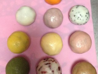 4、冰皮月饼,开始用各种口味冰皮包裹馅