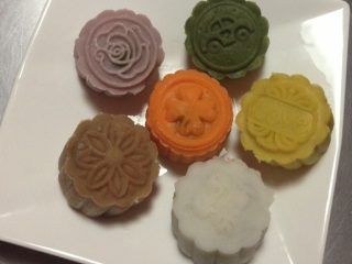 5、冰皮月饼,开始用模型定型 之后冷藏4小时就可以了