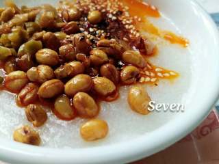 13、油茶,在熬好米糊中放油辣子海椒，花椒粉，猪油，鸡精，黄豆，榨菜，然后搅匀