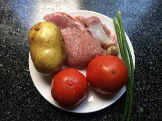 1、番茄土豆炖牛肉,准备好食材