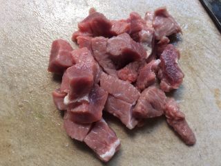 2、番茄土豆炖牛肉,牛肉切小块