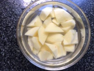 9、番茄土豆炖牛肉,放凉水备用