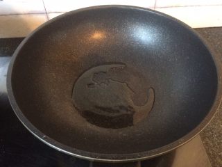 10、番茄土豆炖牛肉,锅中热油