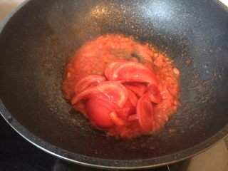 13、番茄土豆炖牛肉,加入番茄块翻炒