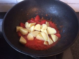 14、番茄土豆炖牛肉,加入土豆块一起翻炒均匀