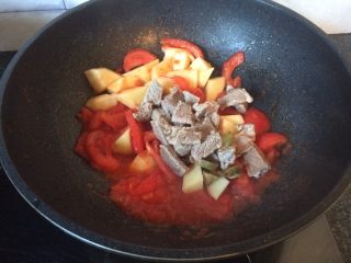 15、番茄土豆炖牛肉,倒入牛肉
