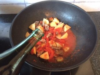 16、番茄土豆炖牛肉,加入料酒