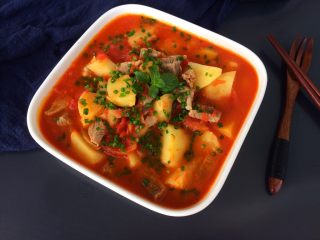 20、番茄土豆炖牛肉,撒上葱花即可