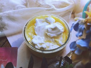 9、酥脆可口的 手指饼干 (提拉米苏原料),分两次将打发好的蛋白放到蛋黄糊中