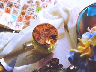 13、酥脆可口的 手指饼干 (提拉米苏原料),放两张用它做的提拉米苏，味道混合着咖啡 朗姆酒 马斯卡彭与可可粉 非常有层次