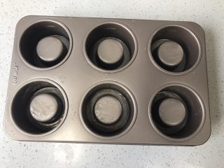 1、堡尔美克奶油水果杯(小嶋老师海绵蛋糕),准备材料,取10g黄油隔热水融化,模具内侧薄薄刷一层黄油。(黄油不在配方中,另外取)