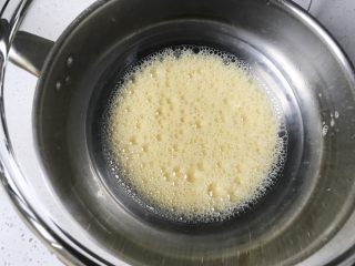 3、堡尔美克奶油水果杯(小嶋老师海绵蛋糕),鸡蛋打入打蛋盆,搅打均匀