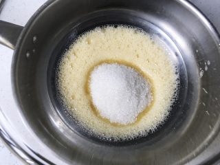 4、堡尔美克奶油水果杯(小嶋老师海绵蛋糕),一次性放入细砂糖,不喜欢太甜的可以减10g糖。打蛋盆底部坐40度温水,搅打至鸡蛋液中的砂糖融化。(温水打发主要是为了使蛋液中的糖融化,且不能把蛋液烫熟,所以温度需要控制在40摄氏度)