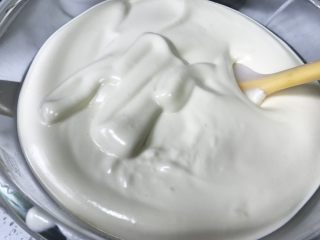 5、堡尔美克奶油水果杯(小嶋老师海绵蛋糕),倒入保温好的糖浆高速打发蛋液至划8字十秒内不消失。如果只能保持3秒,则需要再多打几次,随时观察状态。(糖浆可以使用玉米糖浆,没有的自己用糖水1:1熬也可以,实在不放问题也不大。但是一定要放入保温好的糖浆,与蛋液温度保持一致。)