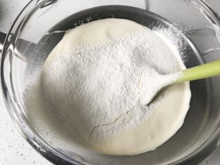 6、堡尔美克奶油水果杯(小嶋老师海绵蛋糕),筛入低筋粉,注意一定要筛入!不要把面粉一股脑倒入打蛋盆。连过筛好的也不行。会导致严重消泡。