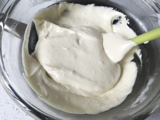 7、堡尔美克奶油水果杯(小嶋老师海绵蛋糕),一边逆时针转动打蛋盆,一边翻拌蛋液面糊。注意翻拌手法,是从打蛋盆右上角朝左下角挖取蛋液面糊,再翻过来倒入盆的中心,然后逆时针转动打蛋盆,重复动作。