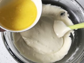 8、堡尔美克奶油水果杯(小嶋老师海绵蛋糕),拌好后打蛋盆中倒入保温的黄油和牛奶溶液(黄油已经是液态)