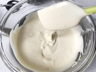 9、堡尔美克奶油水果杯(小嶋老师海绵蛋糕),继续翻拌均匀,大约翻拌100次,蛋糊最后呈液态,光泽细致。