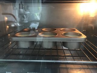 11、堡尔美克奶油水果杯(小嶋老师海绵蛋糕),放入180度上下火预热好的烤箱中下层。转至160度上下火烘烤30分钟。如果放在烤箱偏中层位置,可以加高下火20度。注意这个模具底火需要高一点,上色才会均匀一些。