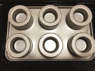 12、堡尔美克奶油水果杯(小嶋老师海绵蛋糕),烘烤完成后取出模具,离台面15cm处向下摔1-2次,震出热气,倒扣冷却。