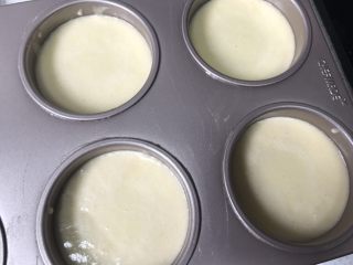 10、堡尔美克奶油水果杯(小嶋老师海绵蛋糕),将蛋液面糊倒入模具中,8分满,震出气泡。