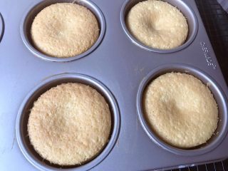 13、堡尔美克奶油水果杯(小嶋老师海绵蛋糕),烘烤完成完成取出海绵蛋糕,离台面15cm处向下摔1-2次,震出热气,然后倒置冷却。