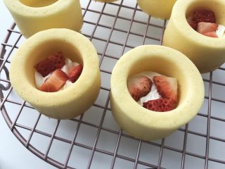 14、堡尔美克奶油水果杯(小嶋老师海绵蛋糕),切好水果,打发淡奶油七分发,再用手动蛋抽搅打几次,奶油会相对细腻一点,也不容易打过头。底部一圈奶油,放入水果粒,再挤一圈奶油,装饰水果,点缀薄荷叶。