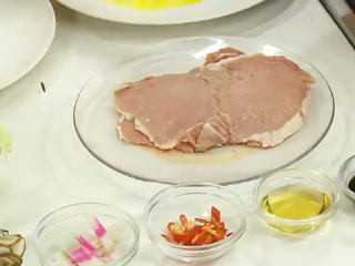 1、勝丼(炸豬排丼),先將豬里肌切片,再拍成出筋,備用