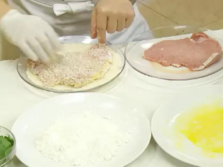 3、勝丼(炸豬排丼),將豬里肌鮮以鹽巴白胡椒抓一下,再裹上麵粉,蛋液,麵包粉