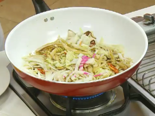 5、勝丼(炸豬排丼),取一支炒鍋先加入一大匙沙拉油,再加入作法2材料以中火先爆香,再加入所有調味料,炒至略收湯汁即可.