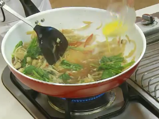 6、勝丼(炸豬排丼),放入菠菜，倒入蛋液