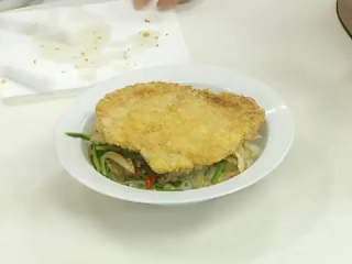 7、勝丼(炸豬排丼),最後炒好的料鋪在飯上,炸好排骨放上面,再淋入番茄醬即可