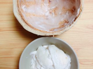 3、鲜椰浆苦咖啡绵绵冰（椰子油奶白顺滑诱人极了）,将椰子肉挖出来，放在一个小碗中。