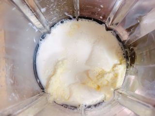 7、鲜椰浆苦咖啡绵绵冰（椰子油奶白顺滑诱人极了）,再加入150ml牛奶。