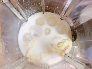 8、鲜椰浆苦咖啡绵绵冰（椰子油奶白顺滑诱人极了）,再加入8-10个冰球。