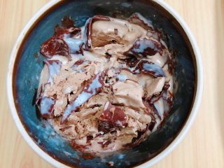 13、鲜椰浆苦咖啡绵绵冰（椰子油奶白顺滑诱人极了）,将苦咖啡冰淇淋放入碗中，用勺子轻来几下切断即可。